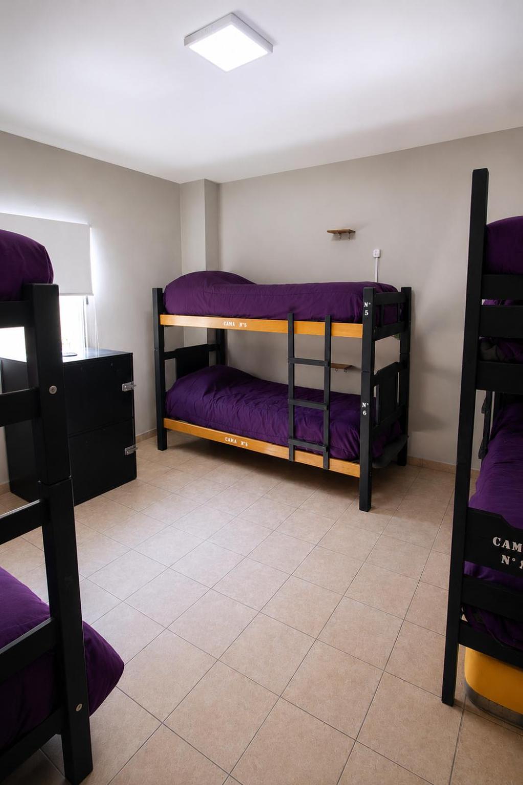 Cama en habitación compartida femenina de 6 camas